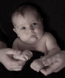 Babyshooting mit Kleinkind vor schwarzem Hintergrund