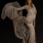 Babybauchshooting mit sandfarbigem Spitzenkleid