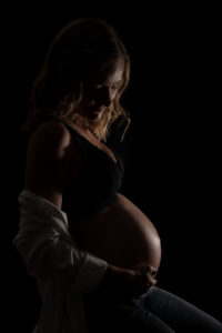 Babybauch-Shooting mit Lichtspiel im Dunkeln