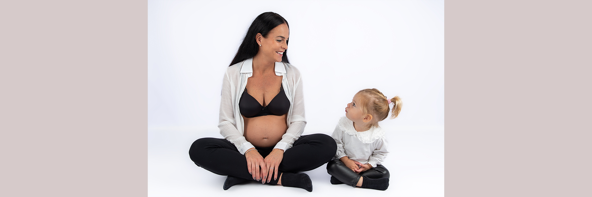 Babybauchshooting mit schwangerer Mutter und kleiner Tochter