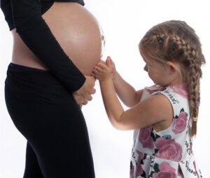 Babybauchfotos mit Schwester für Schwangerschaftsfoto