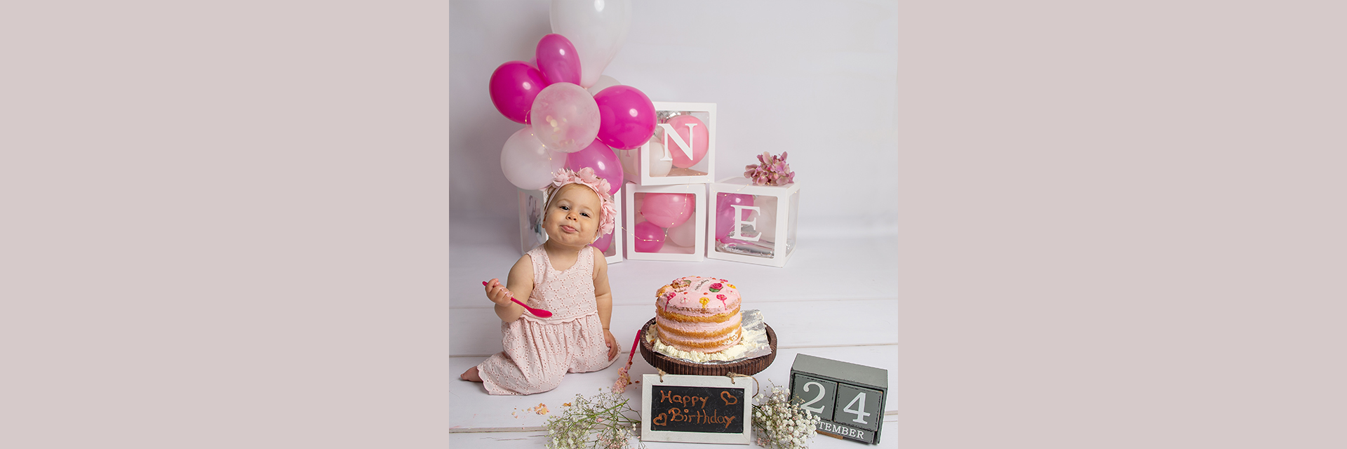 Cake-Smash-Shooting zum ersten Geburtstag mit Mädchen und rosa Torte