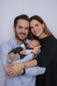 Erstes Familienfoto mit neugeborenem Baby