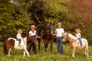Familienshooting mit Pferden auf der Wiese