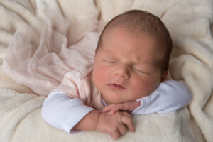 Schlafendes neugeborenes Baby an Newbornshooting