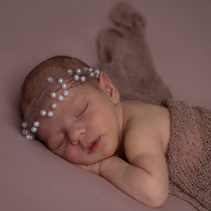Schlafendes Baby am Newbornshooting mit Perlenstinband