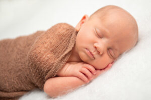 Neugeborenenfotos nach der Geburt mit schlafendem Baby am Newbornshooting
