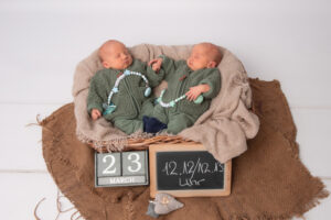 Neugeborenenfotos für Geburtskarte von Zwillingen mit Datum und Uhrzeit am Newbornshooting