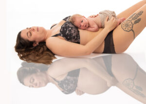 Newbornshooting mit Spiegelung von Babybauch als Erinnerung an die Schwangerschaft