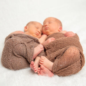 Babyfüsschen von schlafenden Zwillingbabys am Newbornshooting