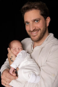 Vater mit Newborn bei Neugeborenemshooting