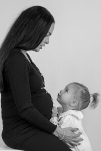 Babybauchshooting mit kleiner Tochter