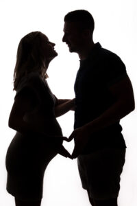 Babybauch-shooting als Silhouette