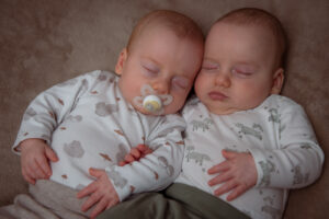 Zwillingsbaby-Shooting von schlafenden Babys