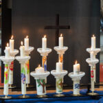 Kerzen der Erstkommunion in der Kirche