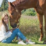 Junge Frau mit ihrem Pferd