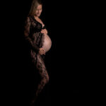 Babybauchshooting mit schwarzem Spitzenkleid