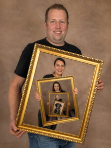 Familienbild in goldigem Bilderrahmen
