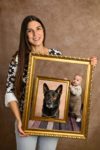 Mami mit Sohn und Hund im Bilderrahmen
