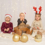 Kinder in Weihnachtkulisse fuer Weihnachtsgruesse