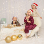 Kinder in Weihnachtskulisse
